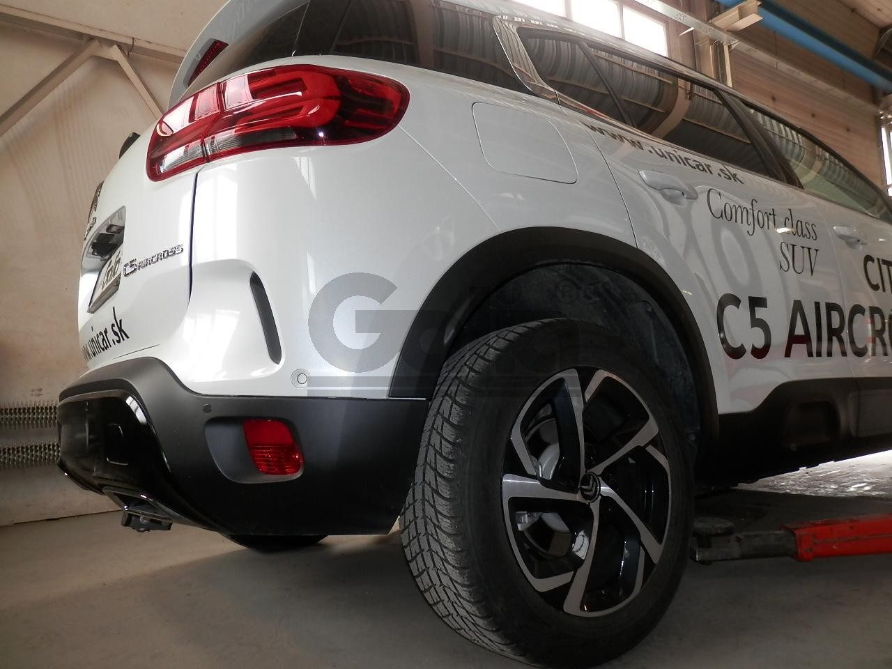 Полностью оцинкованный фаркоп на Citroen C5 Aircross 2019-, Peugeot 3008 2016-2024, кроме GT line, Opel Grandland X 2017-2021, Opel Grandland 2021-. Подрозетник убирается за бампер. Тип шара: AV (вертикальное быстросъемное крепление шара на ключе). Невидимый вырез бампера. Нагрузки: 2000/100 кг, масса фаркопа 19,17 кг