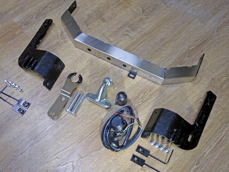 Фаркоп на Lexus LX570 2007-2022, Lexus LX450d 2015-2022 с накладкой с надписью Lexus без подрезки бампера. Тип шара: F. Нагрузки: 1500/100 кг