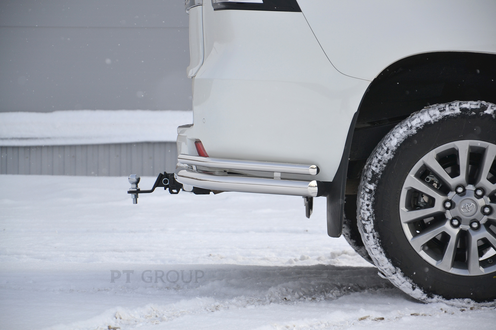 Фаркоп с нержавеющей накладкой на Toyota Land Cruiser Prado J120 2003-2009, J150 2009-2023, Lexus GX 470 2003-2009, GX 460 2009-2023 без подрезки бампера. Тип шара: E (легкосъемный шар под квадрат). Нагрузки: 3500/130 кг, масса фаркопа 18,3 кг (без электрики в комплекте)